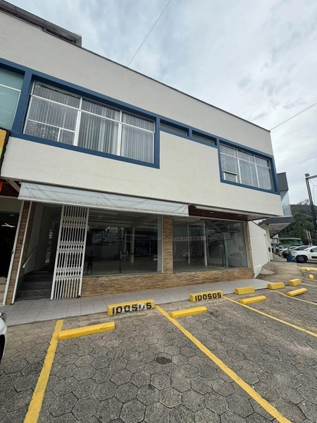 Sala Comercial(240m²)-Azambuja com estacionamento,agende sua visita!