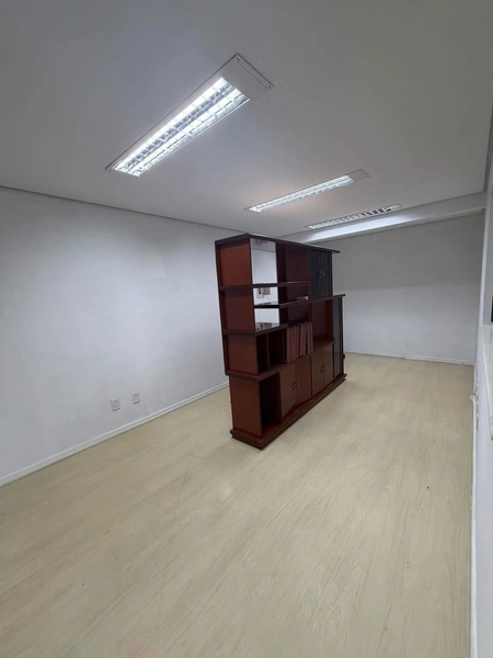Sala Comercial(240m²)-Azambuja com estacionamento,agende sua visita!: 5ª foto da galeria de imagens do imóvel