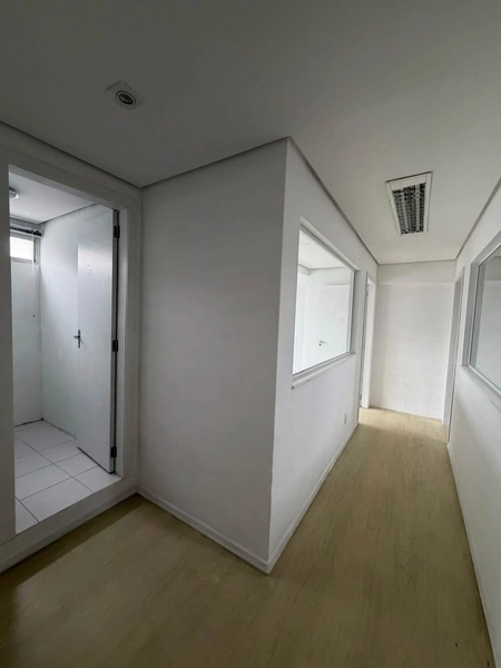 Sala Comercial(240m²)-Azambuja com estacionamento,agende sua visita!: 4ª foto da galeria de imagens do imóvel