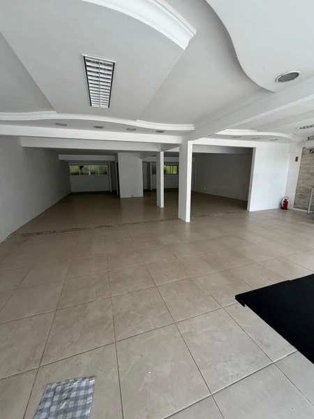 Sala Comercial(240m²)-Azambuja com estacionamento,agende sua visita!: 2ª foto da galeria de imagens do imóvel