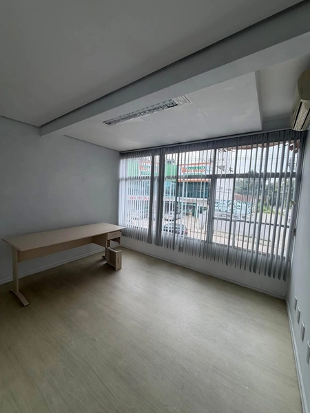 Sala Comercial(240m²)-Azambuja com estacionamento,agende sua visita!: 6ª foto da galeria de imagens do imóvel