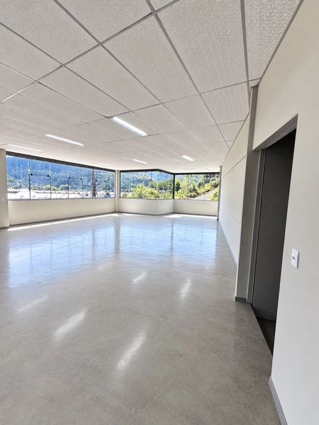 GALPÃO COMERCIAL(180M²),escritório em um bairro EXCELENTE!: 3ª foto da galeria de imagens do imóvel