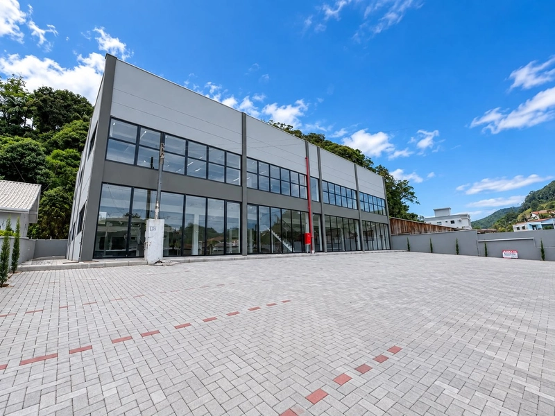 GALPÃO COMERCIAL(1350m²)AMPLO ESTACIONAMENTO-BRUSQUE/SC: 2ª foto da galeria de imagens do imóvel