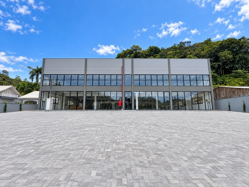 GALPÃO COMERCIAL(1350m²)AMPLO ESTACIONAMENTO-BRUSQUE/SC: 1ª foto da galeria de imagens do imóvel