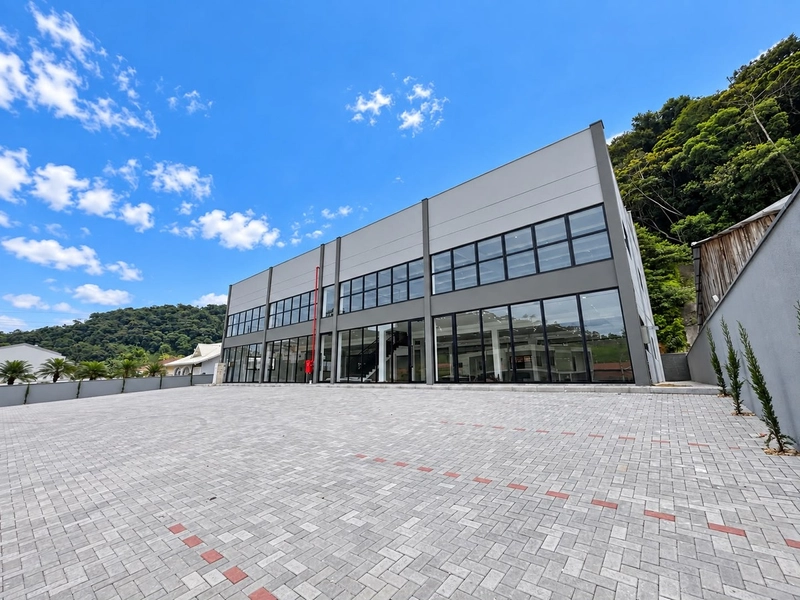 GALPÃO COMERCIAL(1350m²)AMPLO ESTACIONAMENTO-BRUSQUE/SC: 3ª foto da galeria de imagens do imóvel