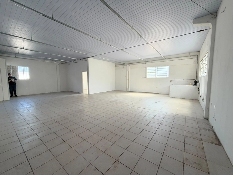 GALPÃO(200m²),PARA LOCAÇÃO,COM ELEVADOR CARGA E DESCARGA,EM BRUSQUE: 3ª foto da galeria de imagens do imóvel