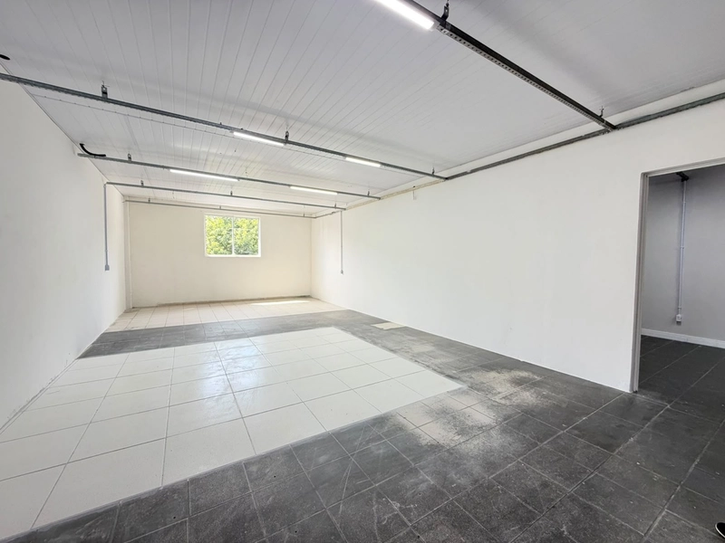 GALPÃO(200m²),PARA LOCAÇÃO,COM ELEVADOR CARGA E DESCARGA,EM BRUSQUE: 6ª foto da galeria de imagens do imóvel