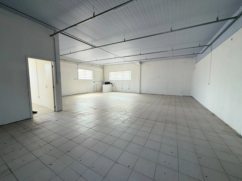 GALPÃO(200m²),PARA LOCAÇÃO,COM ELEVADOR CARGA E DESCARGA,EM BRUSQUE: 2ª foto da galeria de imagens do imóvel