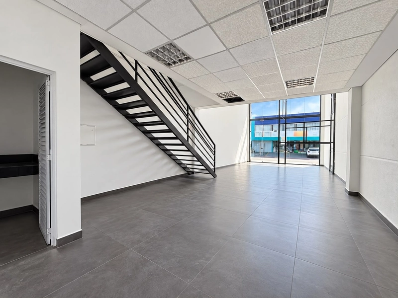 SALA COMERCIAL 120 m²com mezanino,estacionamento-Avenida Otto Renaux!: 4ª foto da galeria de imagens do imóvel