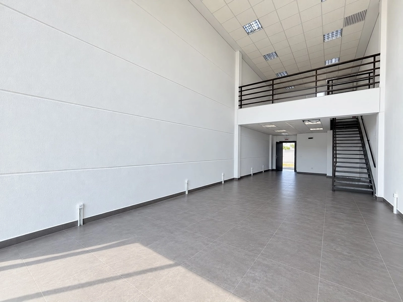 SALA COMERCIAL 120 m²com mezanino,estacionamento-Avenida Otto Renaux!: 9ª foto da galeria de imagens do imóvel