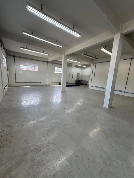 GALPÃO DE 680m²,ENERGIA TRIFÁSICA,3PAVIMENTOS EM BRUSQUE: ALUGUE JÁ!: 5ª foto da galeria de imagens do imóvel