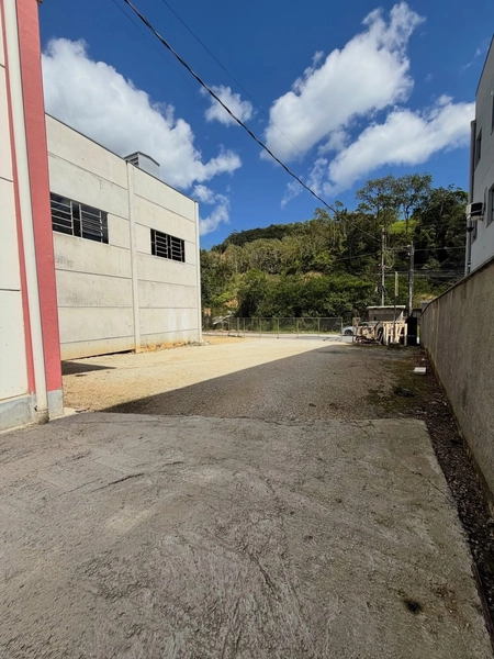 GALPÃO(860m²) PARA LOCAÇÃO,ENERGIA TRIFÁSICA,EM BRUSQUE – SC!: 3ª foto da galeria de imagens do imóvel