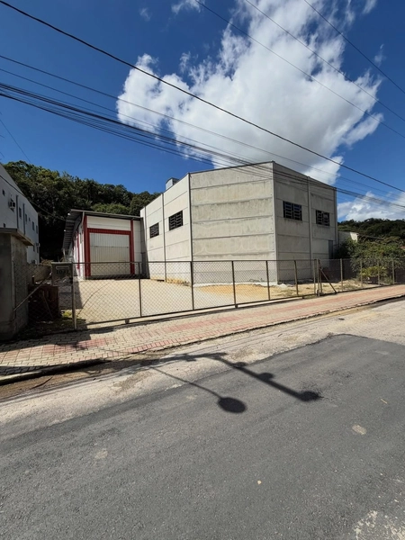 GALPÃO(860m²) PARA LOCAÇÃO,ENERGIA TRIFÁSICA,EM BRUSQUE – SC!: 1ª foto da galeria de imagens do imóvel
