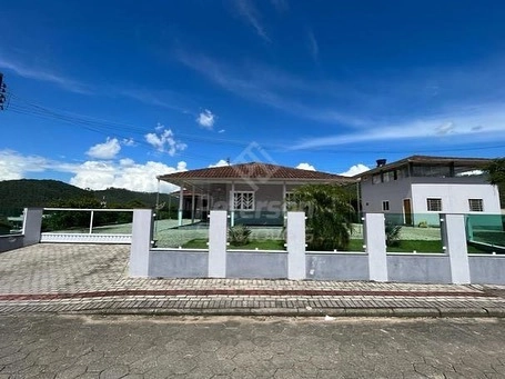Casa com amplo terreno a venda no Lageado Baixo em Guabiruba-SC: 3ª foto da galeria de imagens do imóvel
