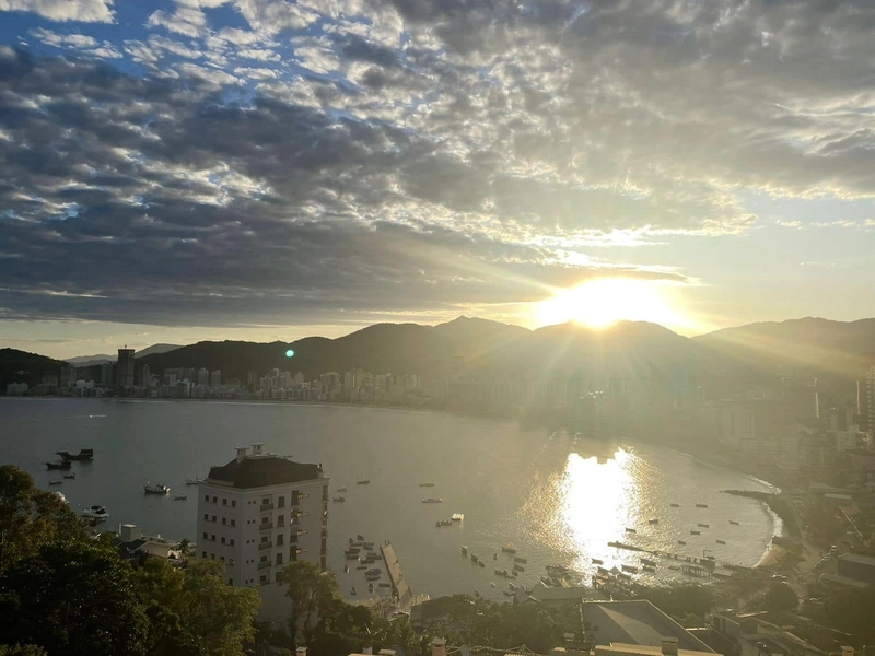 Casa de alto padrão com vista mar e 5 suítes a venda em Itapema-SC: 5ª foto da galeria de imagens do imóvel