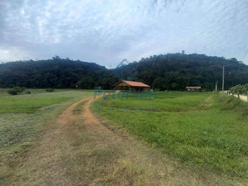 Linda área com rancho localizado no bairro Laranjeiras em Itajaí.: 2ª foto da galeria de imagens do imóvel