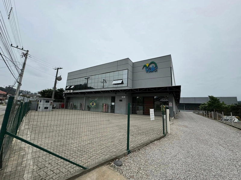 Galpão com 2.240m2, sendo composto por 2 pisos para locação em Brusque: 1ª foto da galeria de imagens do imóvel