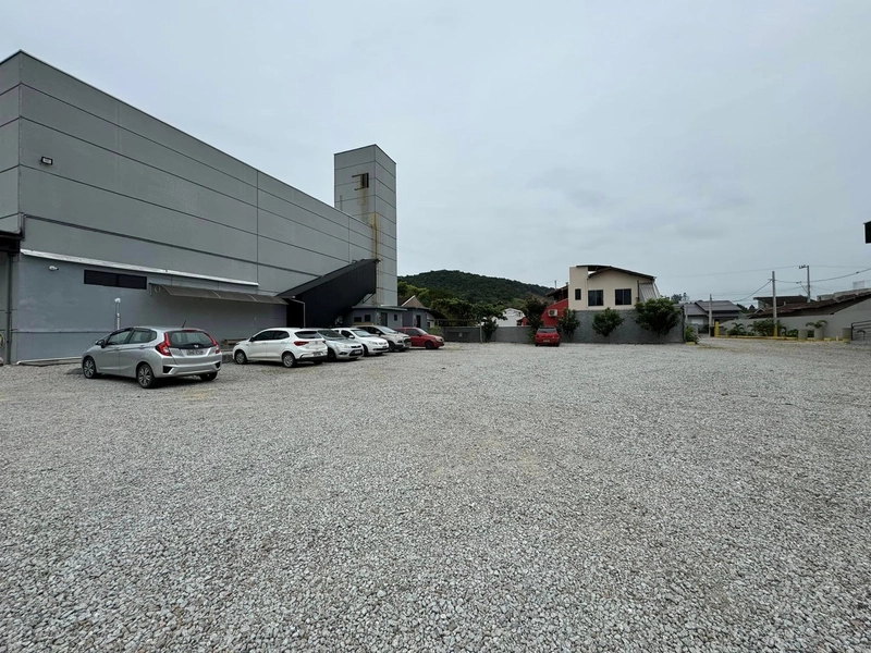 Galpão com 2.240m2, sendo composto por 2 pisos para locação em Brusque: 3ª foto da galeria de imagens do imóvel