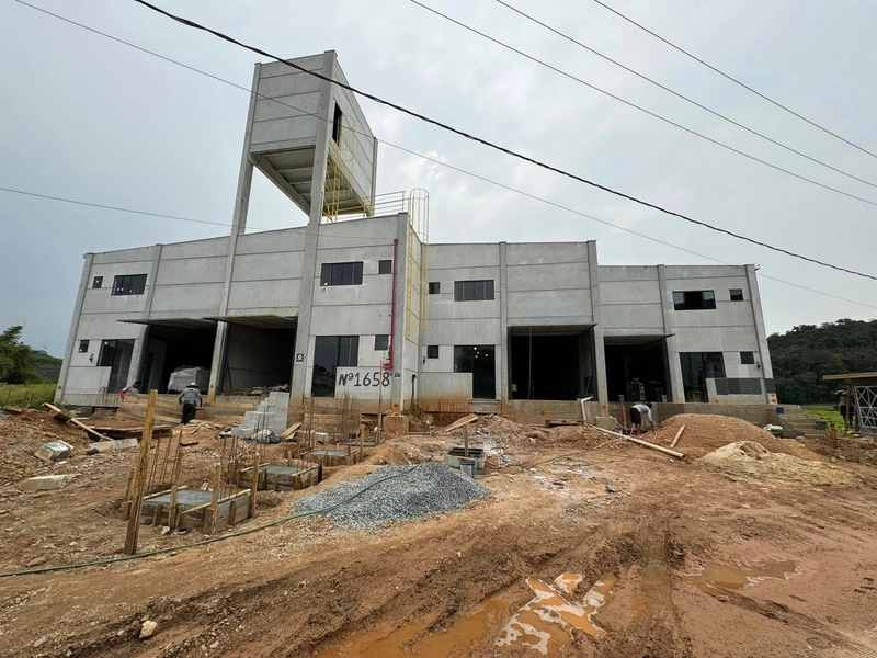Galpões novos com docas, mezanino e escritório para locação em Brusque: 1ª foto da galeria de imagens do imóvel