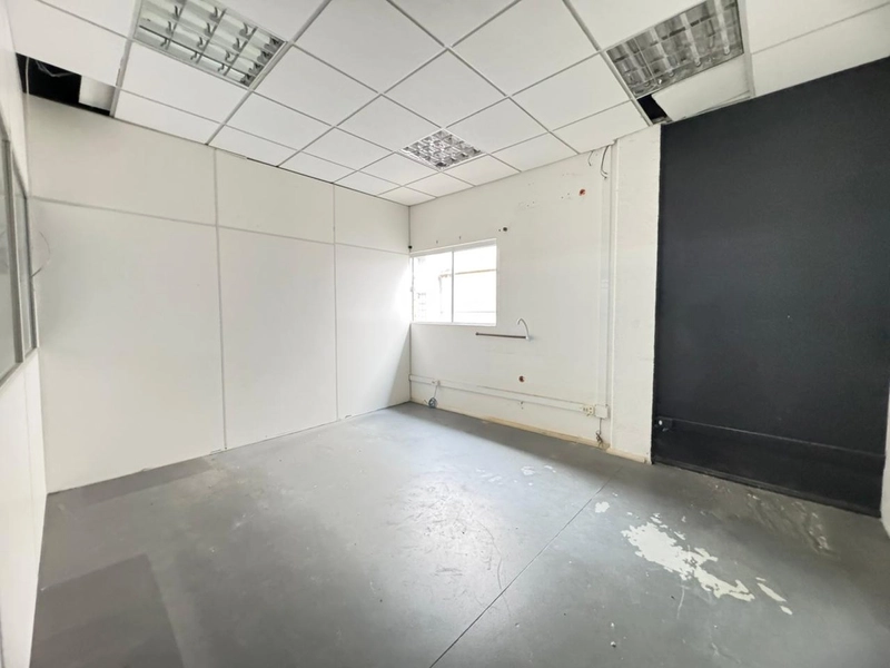 GALPÃO COMERCIAL EXCELENTE ESPAÇO(750m²) ,com escritório!: 15ª foto da galeria de imagens do imóvel
