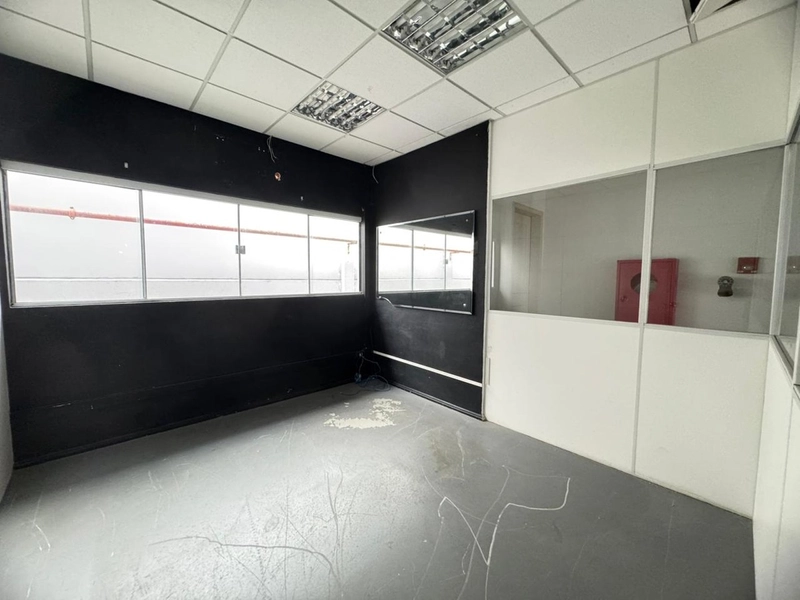 GALPÃO COMERCIAL EXCELENTE ESPAÇO(750m²) ,com escritório!: 2ª foto da galeria de imagens do imóvel