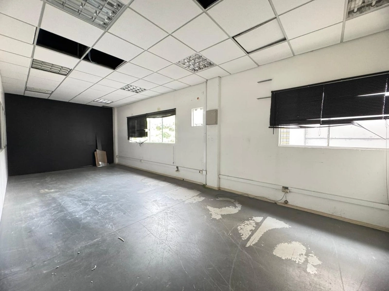 GALPÃO COMERCIAL EXCELENTE ESPAÇO(750m²) ,com escritório!: 16ª foto da galeria de imagens do imóvel