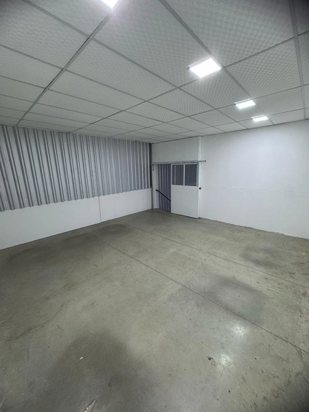 Galpão comercial com 180m2 com amplo pátio para locação em Brusque SC: 7ª foto da galeria de imagens do imóvel
