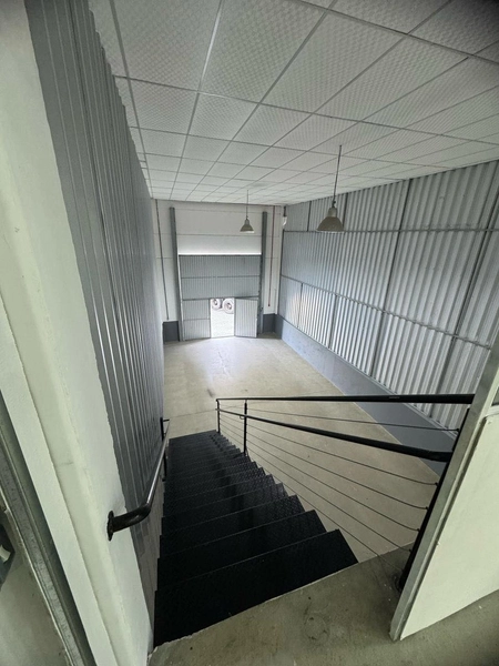 Galpão comercial com 180m2 com amplo pátio para locação em Brusque SC: 5ª foto da galeria de imagens do imóvel