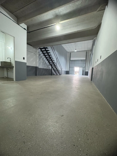 Galpão comercial com 180m2 com amplo pátio para locação em Brusque SC: 4ª foto da galeria de imagens do imóvel