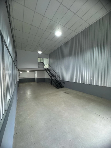 Galpão comercial com 180m2 com amplo pátio para locação em Brusque SC: 3ª foto da galeria de imagens do imóvel