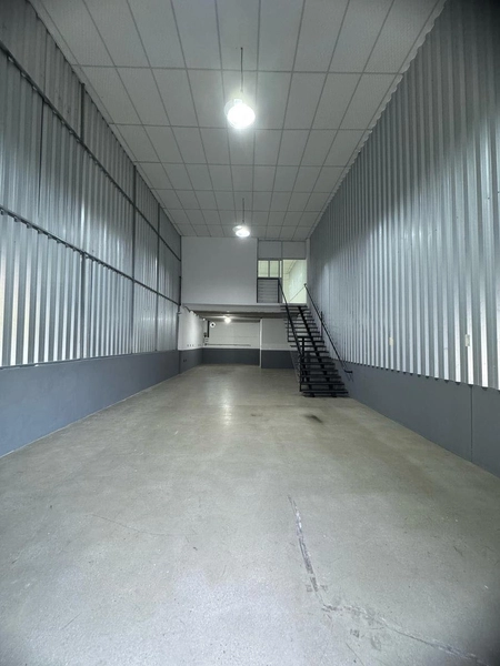 Galpão comercial com 180m2 com amplo pátio para locação em Brusque SC: 2ª foto da galeria de imagens do imóvel