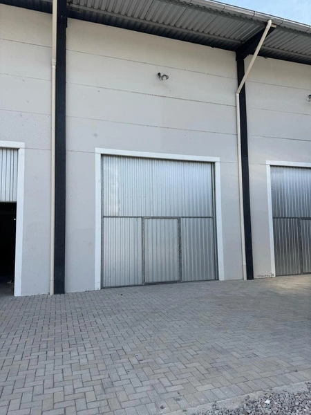 Galpão comercial com 180m2 com amplo pátio para locação em Brusque SC: 1ª foto da galeria de imagens do imóvel