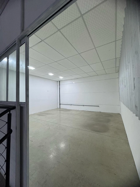 Galpão comercial com 180m2 com amplo pátio para locação em Brusque SC: 6ª foto da galeria de imagens do imóvel