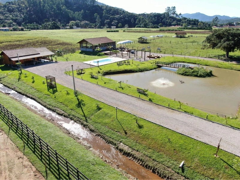 Sítio no litoral Catarinense com lagoa e uma paisagem diferenciada: 1ª foto da galeria de imagens do imóvel