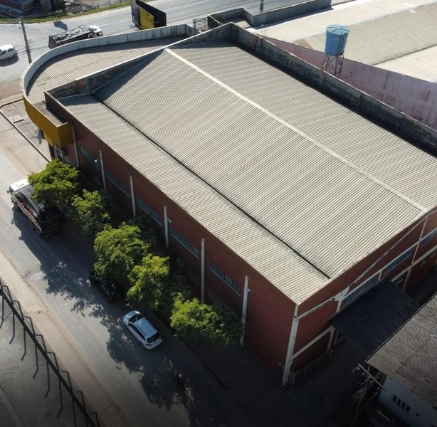 Galpão de 1.800m² para instalar sua indústria ou comércio.: 2ª foto da galeria de imagens do imóvel
