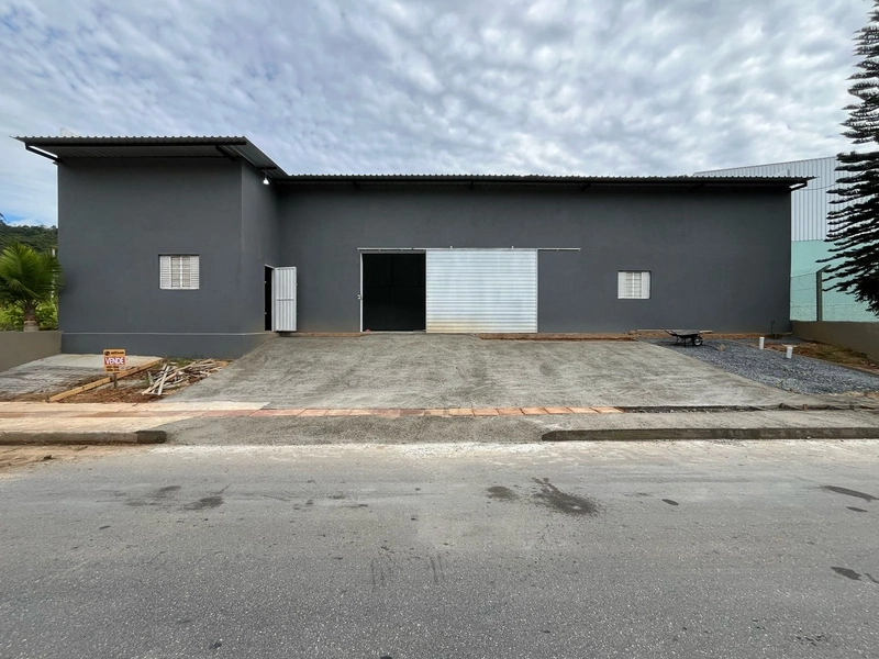 Galpão 210m²,localização perfeita para expandir seu negócio: 1ª foto da galeria de imagens do imóvel