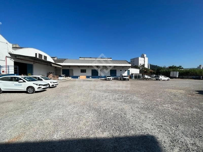 Galpão 504m² para locação e amplo estacionamento, Brusque/SC: 1ª foto da galeria de imagens do imóvel
