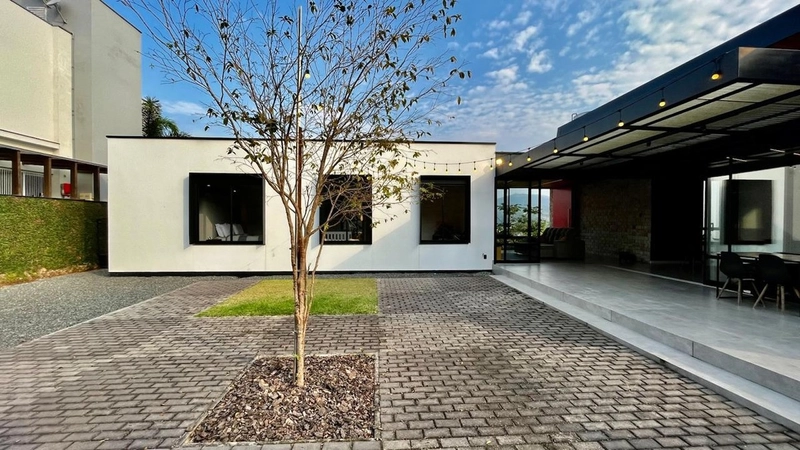 Esta linda casa tem um jardim com vista permanente para área verde: 1ª foto da galeria de imagens do imóvel