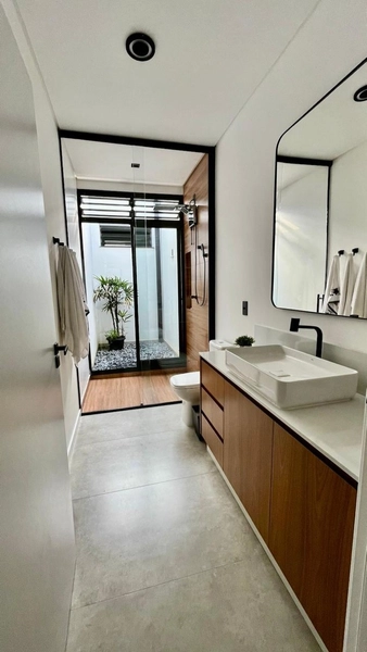 Esta linda casa tem um jardim com vista permanente para área verde: 15ª foto da galeria de imagens do imóvel