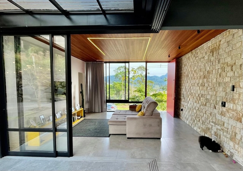 Esta linda casa tem um jardim com vista permanente para área verde: 12ª foto da galeria de imagens do imóvel