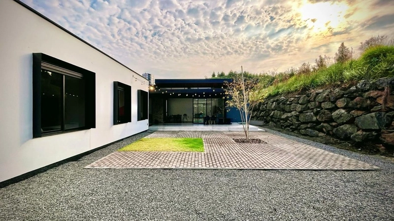 Esta linda casa tem um jardim com vista permanente para área verde: 5ª foto da galeria de imagens do imóvel