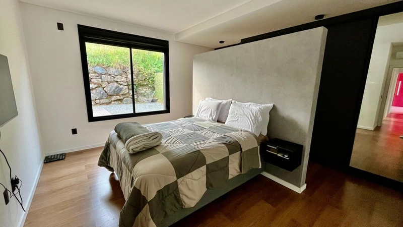 Esta linda casa tem um jardim com vista permanente para área verde: 13ª foto da galeria de imagens do imóvel