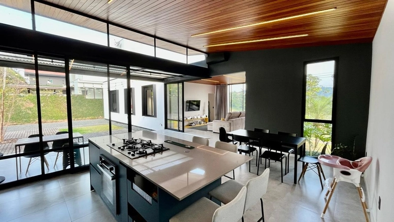 Esta linda casa tem um jardim com vista permanente para área verde: 8ª foto da galeria de imagens do imóvel