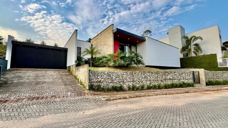 Esta linda casa tem um jardim com vista permanente para área verde: 2ª foto da galeria de imagens do imóvel