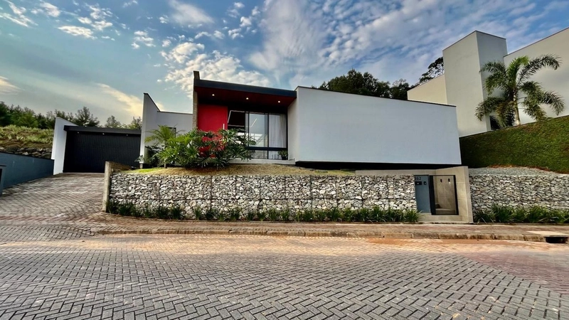 Esta linda casa tem um jardim com vista permanente para área verde: 4ª foto da galeria de imagens do imóvel