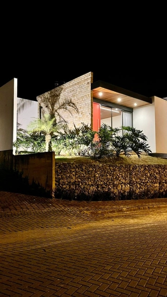 Esta linda casa tem um jardim com vista permanente para área verde: 6ª foto da galeria de imagens do imóvel