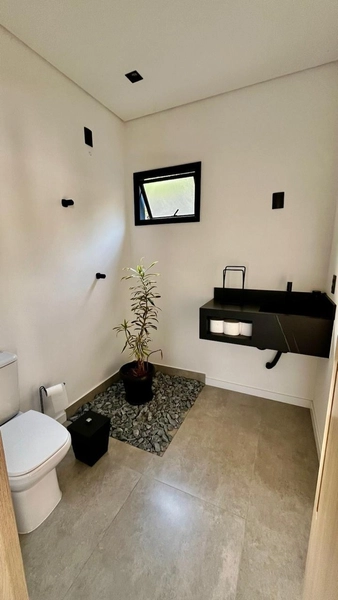 Esta linda casa tem um jardim com vista permanente para área verde: 14ª foto da galeria de imagens do imóvel