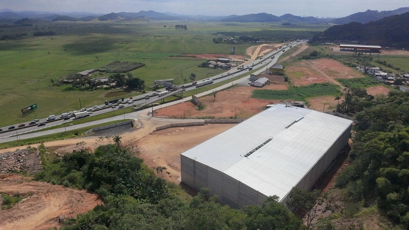 Está á procura de um amplo galpão para locação de frente com a BR 101: 2ª foto da galeria de imagens do imóvel