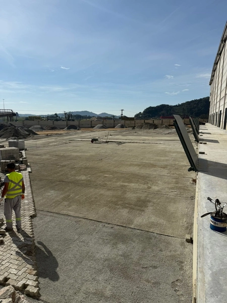 Está á procura de um amplo galpão para locação de frente com a BR 101: 3ª foto da galeria de imagens do imóvel