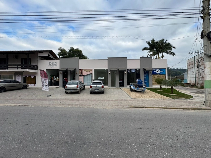 Oportunidade para abrir sua loja, com vitrine,estacionamento,aproveite: 1ª foto da galeria de imagens do imóvel